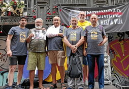 Varios integrantes del Colectivo por los Olvidados de la Transición (COT), que agrupa a familiares de víctimas de los aparatos del Estado.