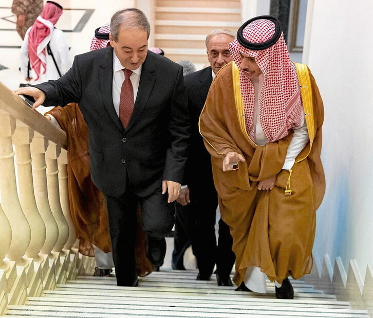 Los ministros de Exteriores sirio, Faisal al-Mikdad, y saudí, el príncipe Faisal bin Farhan, en Jeddah.