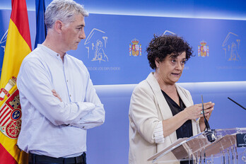 Oskar Matute (EH Bildu) junto a Pilar Vallugera (ERC).