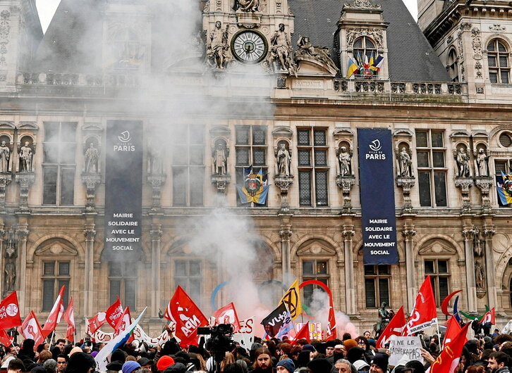 Movilización estudiantil contra la reforma ante el Ayuntamiento de París.