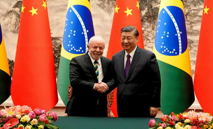 Lula da Silva y Xi Jinping estrechan sus manos tras la firma de varios acuerdos en Pekín.