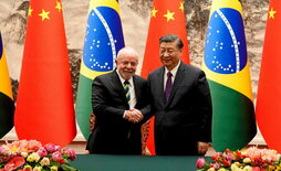 Lula da Silva y Xi Jinping estrechan sus manos tras la firma de varios acuerdos en Pekín.