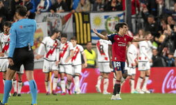 Manu Sánchez se queja de la escasa actitud defensiva rojilla en el último tramo de la primera parte.