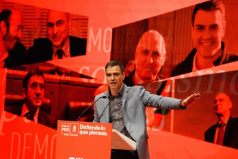 Pedro Sánchez, durante su intervención en el homenaje a Rodolfo Ares en Bilbo.