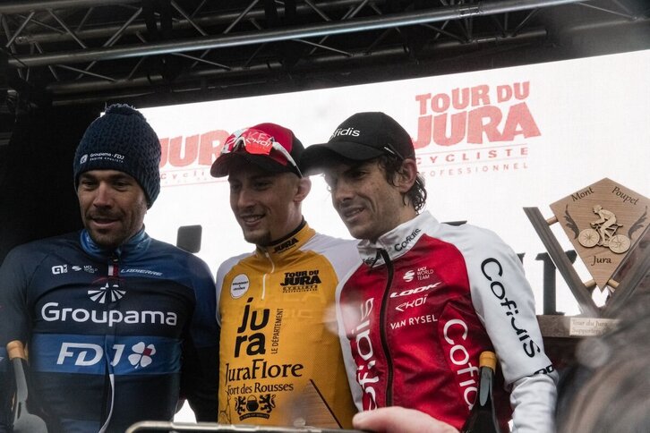Thibaut Pinot, Kévin Vauquelin y Guillaume Martin, en el podio del Tour de Jura.