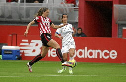 Valdezate, autora del gol rojiblanco, despeja el balón ante Ane Miren.