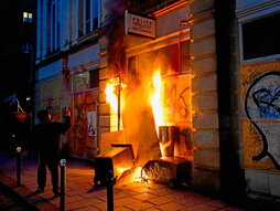 Fuego en la fachada de una comisaría en Rennes, Bretaña.