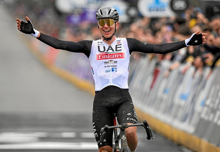 Tadej Pogacar levantando los brazos en el Tour de Flandes.