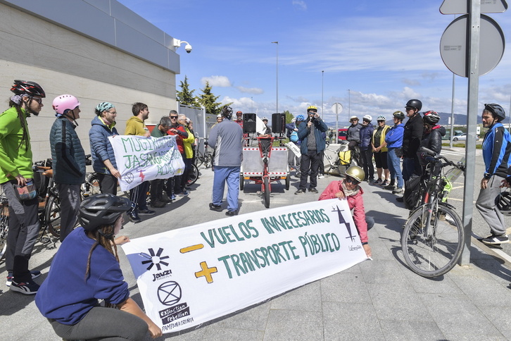 Los integrantes de la marcha, en el aeropuerto de Noain.