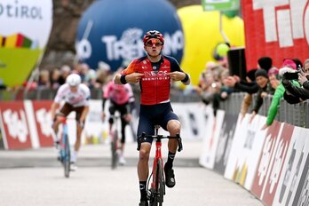 Tao Geoghegan Hart celebra su victoria en el primer final en alto del Tour de los Alpes.
