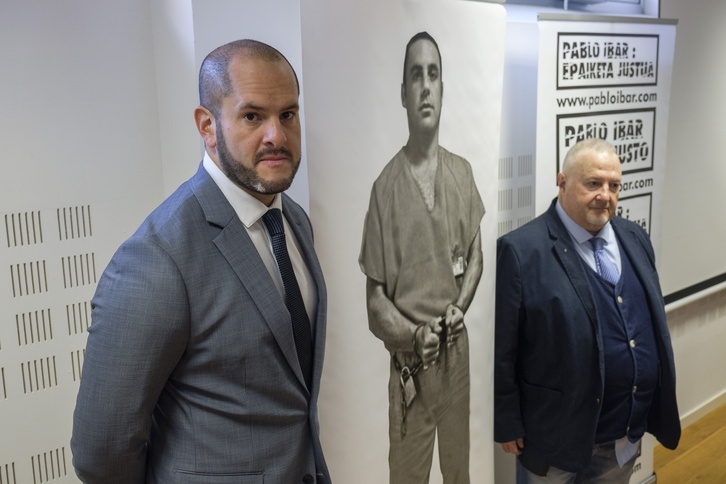 El abogado de Pablo Ibar, Joe Nascimento, y el portavoz de la Asociación Pablo Ibar-Juicio Justo, Andrés Krakenberger, en Donostia.