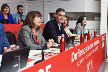 La presidenta del PSOE, Cristina Narbona; el presidente del Gobierno español Pedro Sánchez; la ministra de Hacienda y Función Pública, María Jesús Montero; y la secretaria de Igualdad, Andrea Fernández.