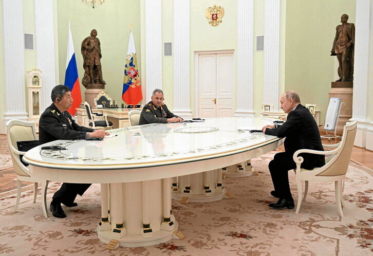 Valdimir Putin, con el ministro chino de Defensa, Li Shangfu, y su homólogo ruso, Sergei Shoigu.