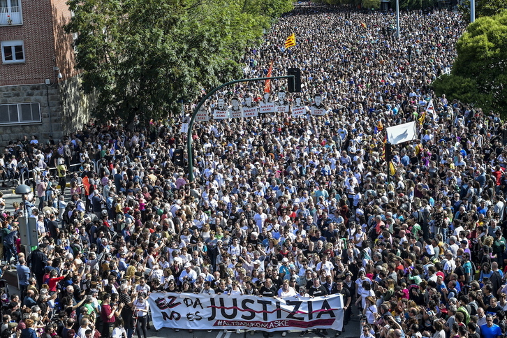 Multitudinaria manifestación en Iruñea en apoyo a los jóvenes de Altsasu, en 2018.