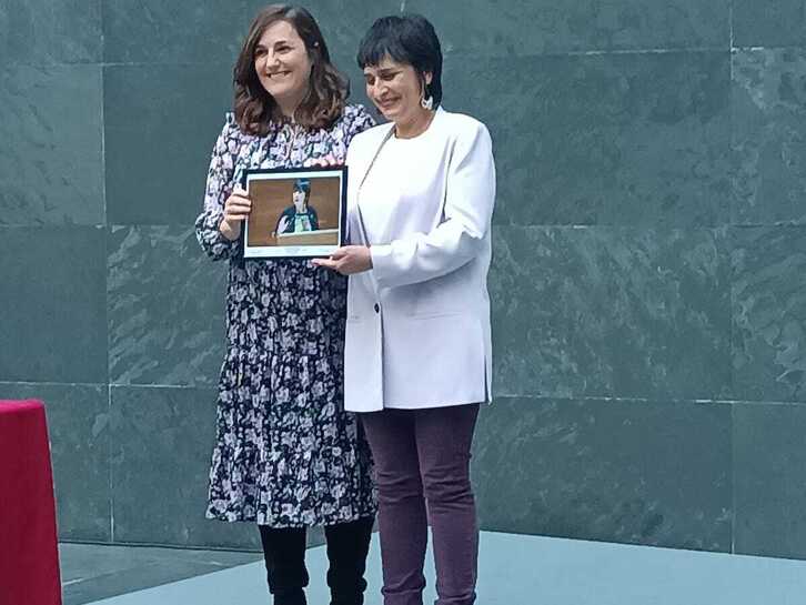 Laura Aznal ha recibido el premio de la mano de Ainhoa Hernández, de Navarra Televisión.