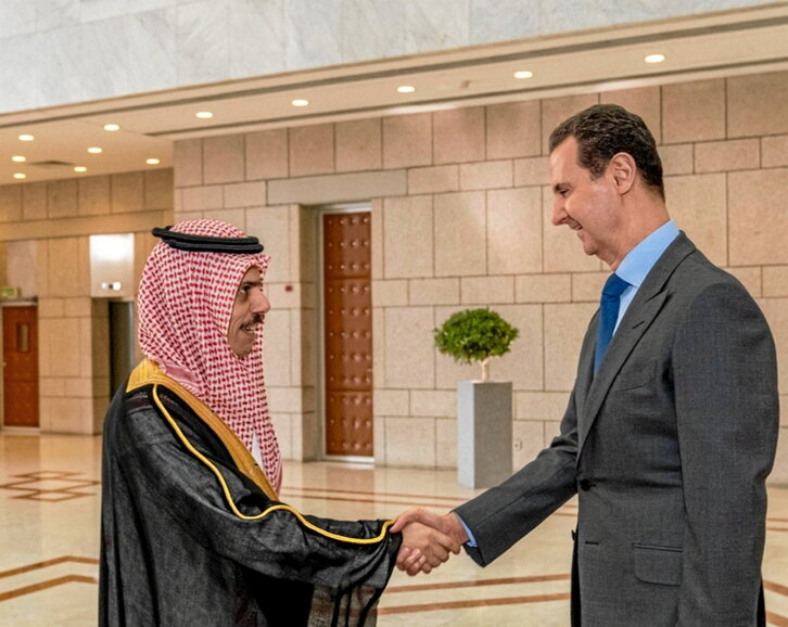 Al-Assad estrecha la mano del ministro saudí, Faisal bin Farhan.