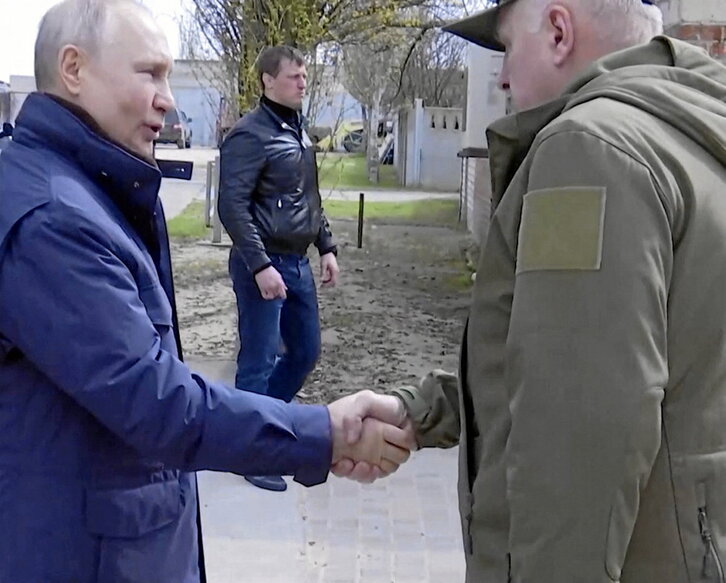 Captura de pantalla de un vídeo difundido por Moscú de la llegada de Putin a Dnipro, en Jerson.