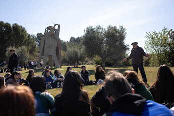 Uno de los talleres que se han impartido hoy en el Parque de la Memoria de Sartaguda.