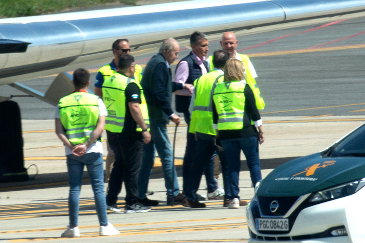 Juan Carlos de Borbón tras aterrizar hoy en el aeropuerto de Peinador de Vigo.