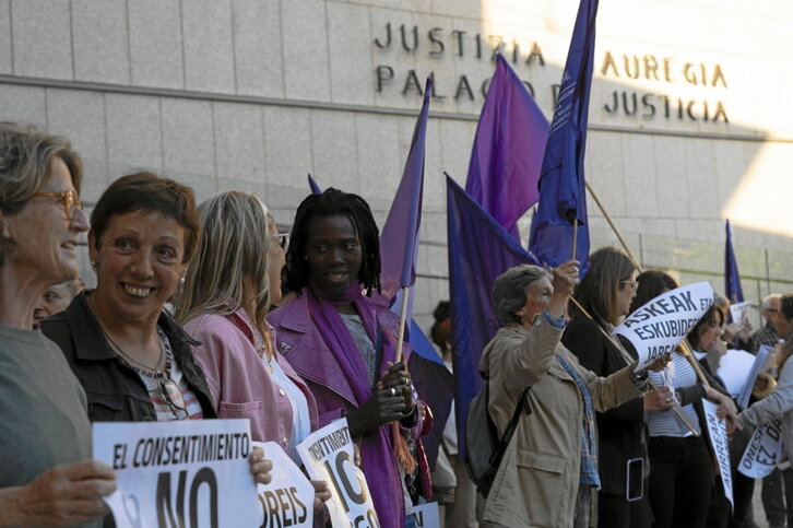 Imagen de archivo de una concentración feminista frente al Palacio de Justicia de Donostia.