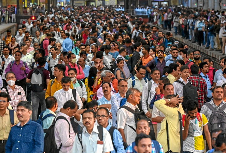 La gente se agolpa en los andenes de la estación de tren de Chhatrapati Shivaji, en Mumbai.