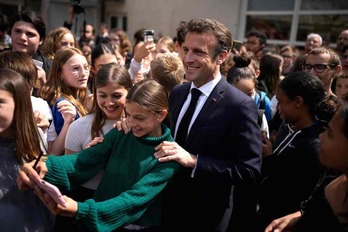Macron se hace un selfie con estudiantes del colegio Louise-Michel de Ganges (Hérault).