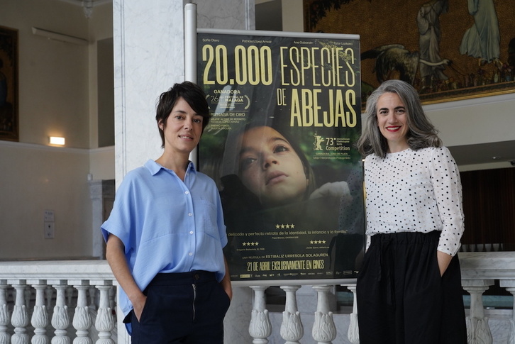 Estibaliz Urresola Solaguren y Lara Izagirre, en la presentación del filme en Donostia.