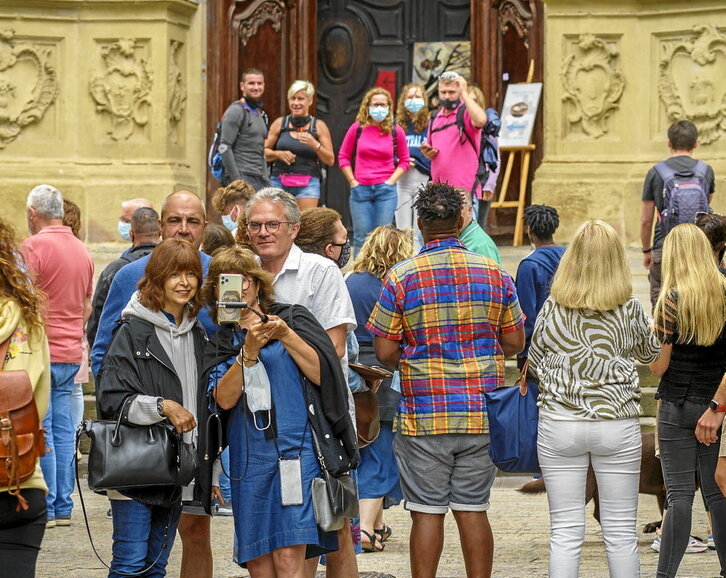 Turista saldoa Donostiako kaleetan, erabat ohiko bihurtu den irudia osatuz.