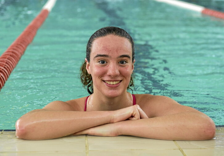 Nahia Garrido Tolosaldeko igerilaria entrenatu berritan, Tolosako igerilekuan.