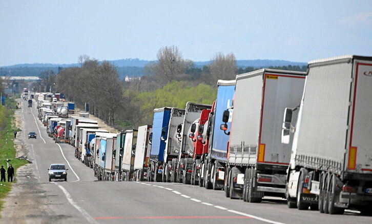 Enormes colas de camiones en la frontera ucraniano-polaca, a la espera de entrar en Polonia tras el veto a productos agrícolas.