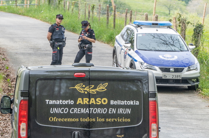 Un vehículo del tanatorio y una patrulla de la Ertzaintza, en la zona donde ocurrieron los hechos. 