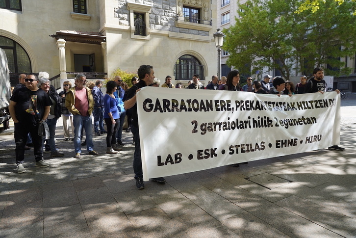 Concentración sindical en Gasteiz para denunciar que la precariedad «mata» a los transportistas.