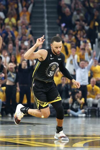 Stephen Curry ha brillado y ha levantado al público de San Francisco.