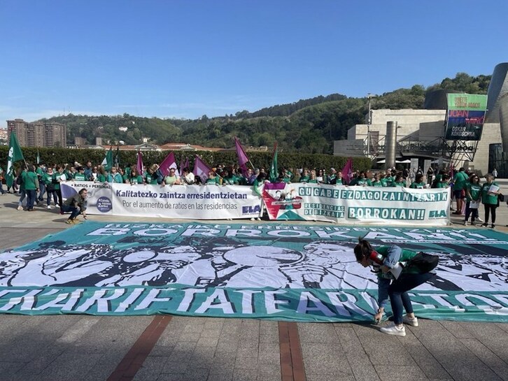 Movilización de las trabajadoras de las residencias de Bizkaia en el primer día de huelga.