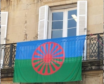 Bandera gitana colgada en la Plaza Nueva de Bilbo para conmemorar el Día Internacional del Pueblo Gitano.