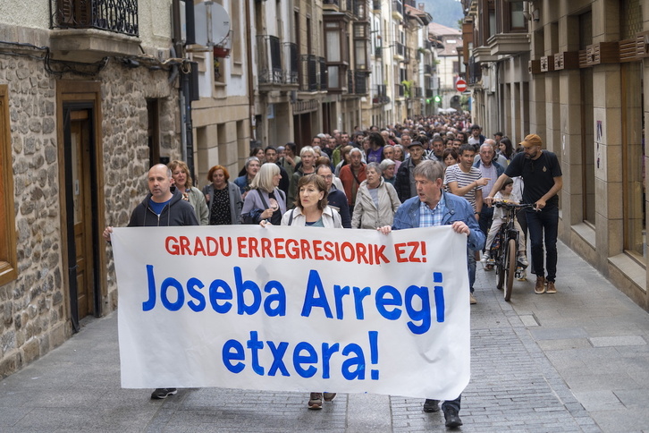 Joseba Arregiren espetxeratzea salatzeko manifestazioa egin dute Oñatin.