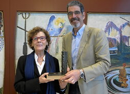 El acalde Eneko Goia entregó a Carmen Castillo el Premio del Festival de Cine y DDHH.