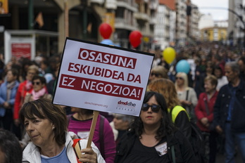 Manifestación celebrada ayer en Gasteiz a favor de una sanidad pública y contra el desmantelamiento de Osakidetza.