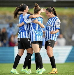 Sanadri celebra el gol del triunfo con sus compañeras.