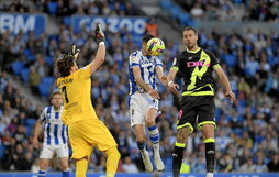 Carlos Fernández marcó el gol que dio la victoria a la Real con este cabezazo en el primer balón que tocó.