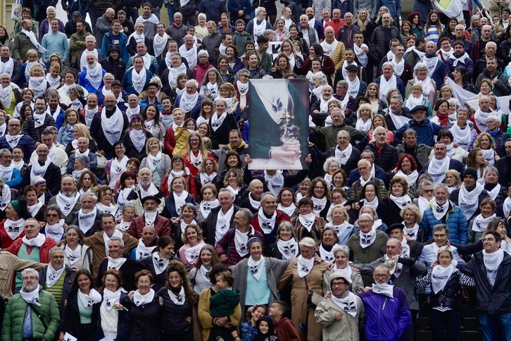 Cientos de familiares de las y los presos vascos han comparecido en la plaza de la Convivencia en Bilbo.