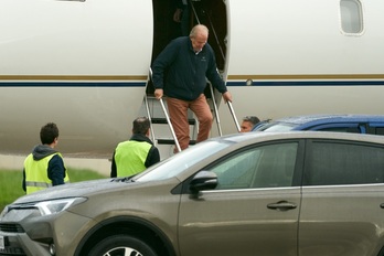 Juan Carlos de Borbón desciende del avión al llegar a Gasteiz.