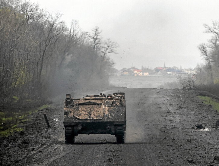 Un soldado ucraniano, en un blindado, cerca de Bajmut, en Donetsk.