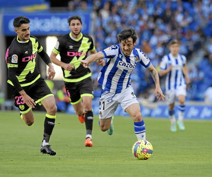 Guiada por Silva, la Real tuvo que remontar con mucho esfuerzo al Rayo Vallecano.