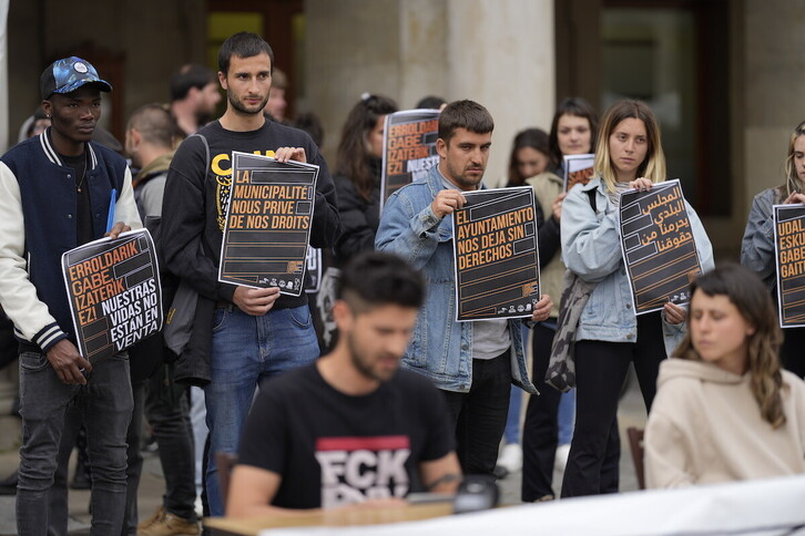 Rueda de prensa de la campaña ‘Erroldarik gabe, izaterik ez’, ante el Ayuntamiento de Gasteiz.
