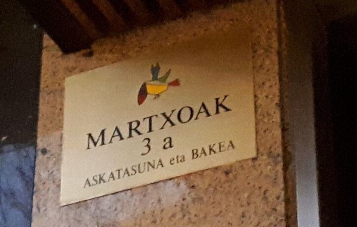 Placa colocada en Zaramaga por Gernika Batzordea, reflejo de la colaboración con Martxoak 3 que se ha desarrollado a lo largo de los años.
