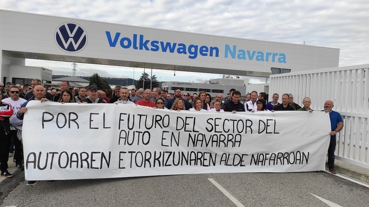 Los comités de VW Nafarroa y su parque de proveedores se han concentrado en la puerta principal de la factoría de Landaben.