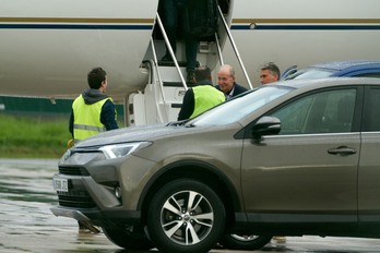 Juan Carlos de Borbón este domingo en el areropuerto de Foronda.