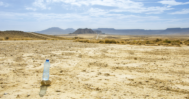 Una botella de agua en el paraje navarro de Bardenas.