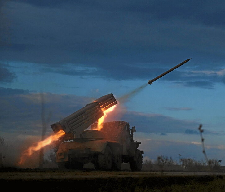 Un lanzamisiles GRAD ucraniano en el frente de Bajmut.